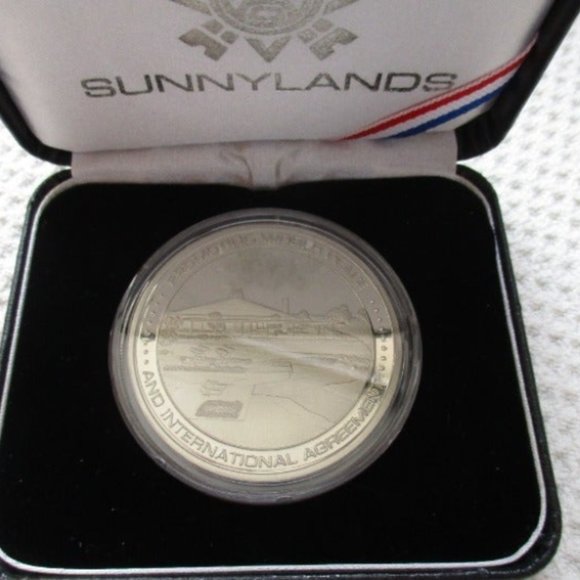 Barack Obama and Chinese President Retreat at Sunnylands in California Medallion - Picture 2 of 9